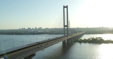 İHA Güney Köprüsü üzerinde uçuyor. Kiev, Ukrayna