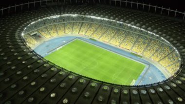 Futbol stadyumunun üzerinde uçuyor. Geceleri futbol sahası.