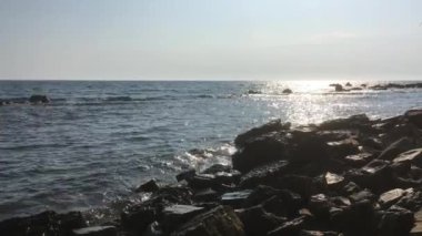 Karadağ 'ın kayalık sahillerinde deniz dalgaları