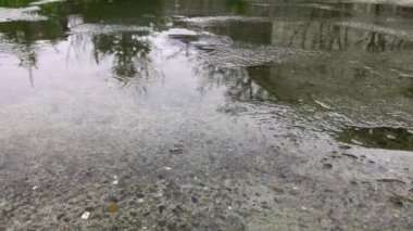 Yüzen yağmur beton yüzeye düşer.