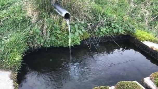 Fontaine publique, une source d'eau naturelle gratuite 