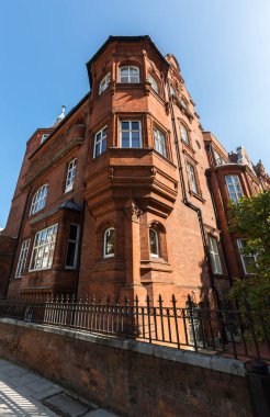 Kırmızı tuğla İngilizce ev