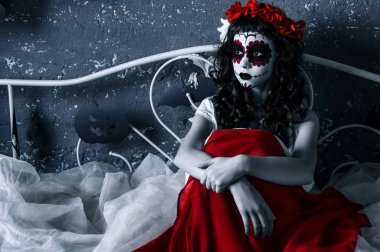 Santa muerte kızla kırmızı çiçek diadem