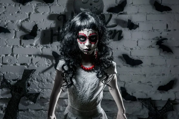 Santa muerte holčička s černými kudrnatými vlasy se znak velký halloween Stock Obrázky