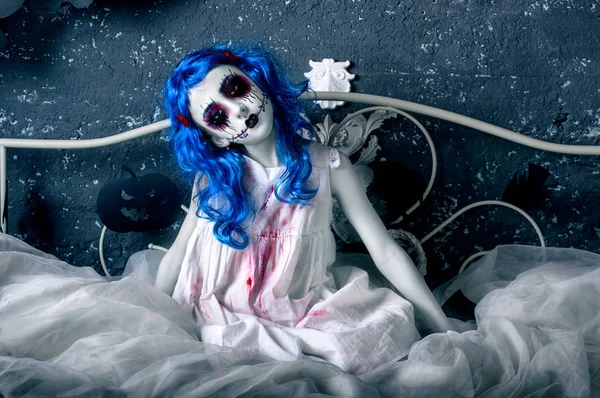 Modré vlasy holčička v krvavé šaty strašidelné halloween make-upu Royalty Free Stock Obrázky