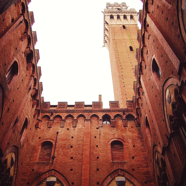 Municipio di Siena e Campanile. Vista cortile interno . — Foto Stock