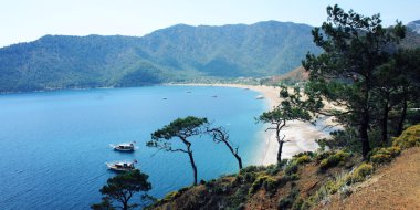 Turist tekneleri Denizi. Adrasan Bay görünümü.