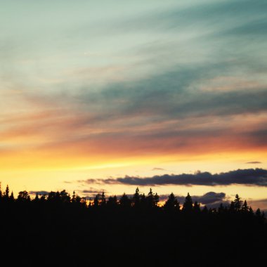 Gün batımında Valaam. Rus Kuzey vahşi doğa.