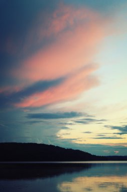 Kenozero gölde bir akşam. Günbatımı pembe tonları