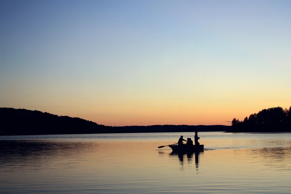 Вечерняя рыбалка на озере. Лодка с рыбаками . — стоковое фото