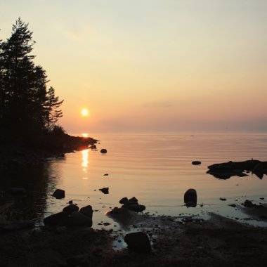 Rus Kuzey vahşi doğası. Valaam gün batımında.