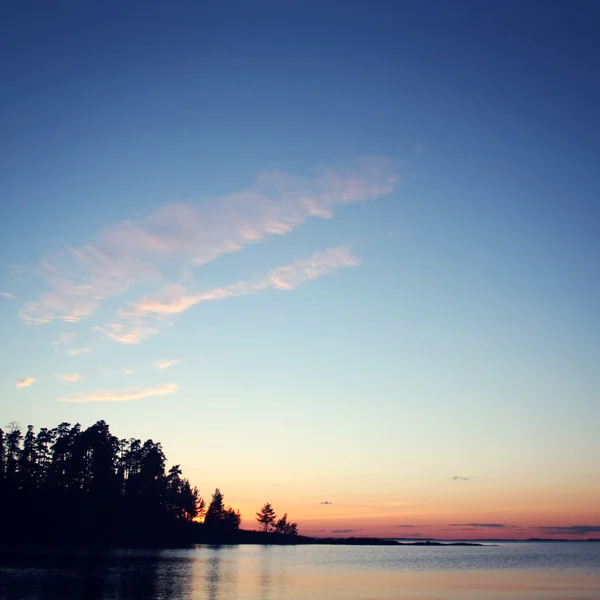 Schöner Sonnenuntergang. Russischer Norden. See und Bäume. — Stockfoto