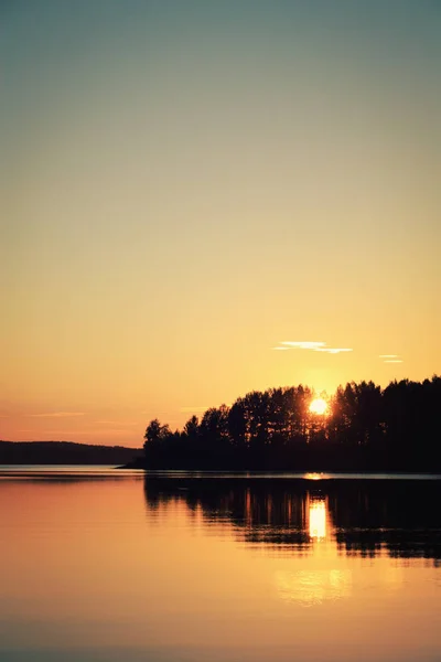 Летом. Мирный закат на озере Кенозеро . — стоковое фото