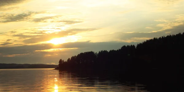 Lago Kenozero. Puesta de sol. Foto envejecida. Norte ruso . — Foto de Stock