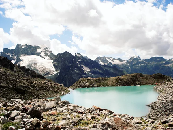 Маленькое голубое озеро в горах. Далёкие вершины . — стоковое фото