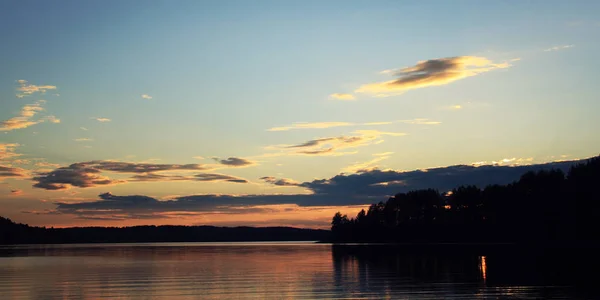 Puesta de sol en el lago. Calma noche de verano. Kenozero . — Foto de Stock
