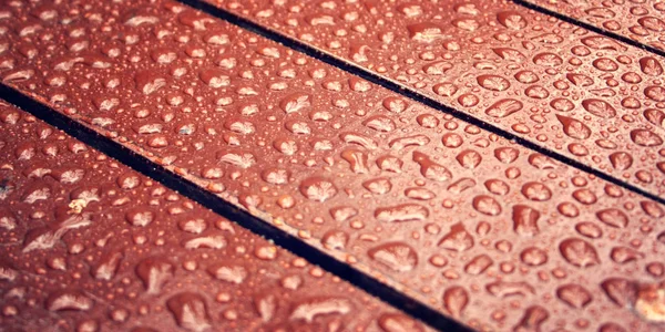 Ahşap yüzey. Su ahşap üzerine bırakır. Kopya alanı.