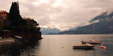 Gün batımında tekne Como Gölü '. Bulutlu akşam.
