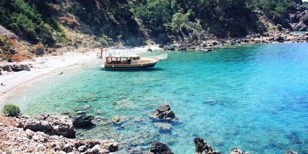 Touristenboot in der kleinen Bucht. blaues Meer in der Türkei. — Stockfoto