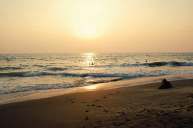 Tropikal plaj ve huzurlu Okyanusu günbatımı.