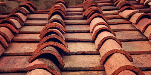 Detail der Dachziegel aus Terrakotta. Alter Foto. — Stockfoto
