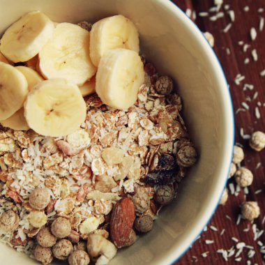 Muz, üzüm ve fındık closeup ile granola kase