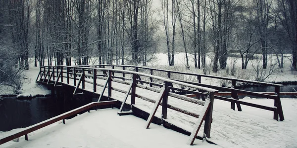 Un puente de madera cubierto de nieve Invierno en Rusia — Foto de Stock