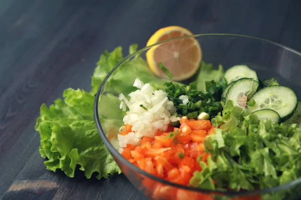 Glazen kom met gesneden groenten voor een salade. — Stockfoto