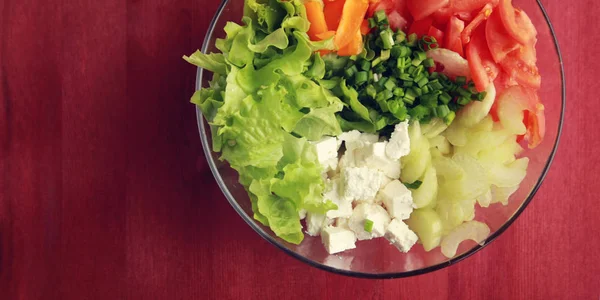 Glasskål med kapade grönsaker. Kopiera utrymme. — Stockfoto