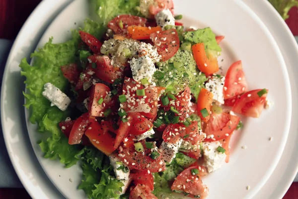 Beyaz tabakta domates salatası. Üstten Görünüm kapat — Stok fotoğraf