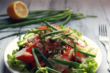 Bahar sebze salatası beyaz tabakta. Vegan.