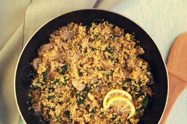 Darı mantar ve ıspanak. Vegan yemek.