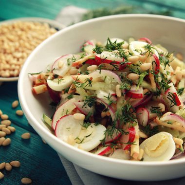 Bıldırcın yumurta beyaz bir kase salata. Avrupa mutfağı