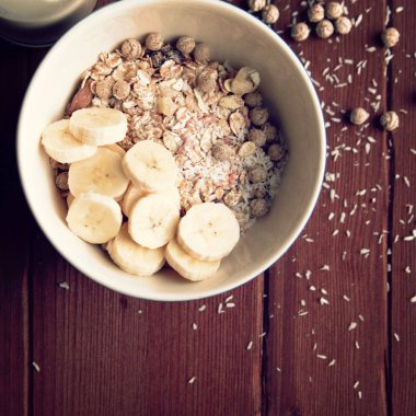 Muz, üzüm ve fındık closeup ile granola kase