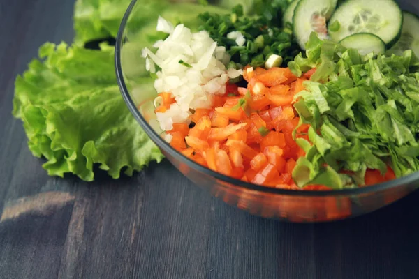 Glazen kom met gesneden groenten voor een salade. — Stockfoto