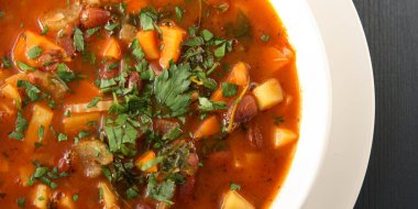 Kuru fasulye, patates ve havuç ile domates çorbası.