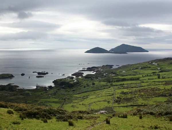 Uma paisagem marinha sombria. Condado de Kerry. Irlanda retro foto — Fotografia de Stock