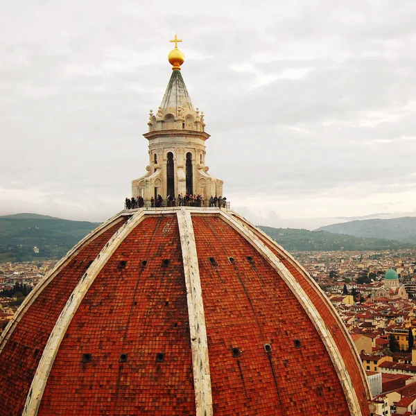 Вид на город и Firenze Duomo Cupola. Постаревшее фото . — стоковое фото