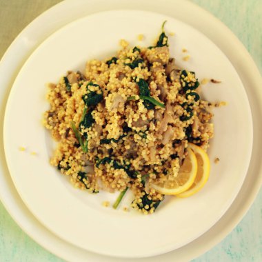 Mantar ve ıspanak vejetaryen kuskus.