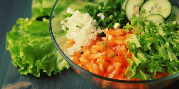 Glazen kom met gesneden groenten voor een salade. — Stockfoto