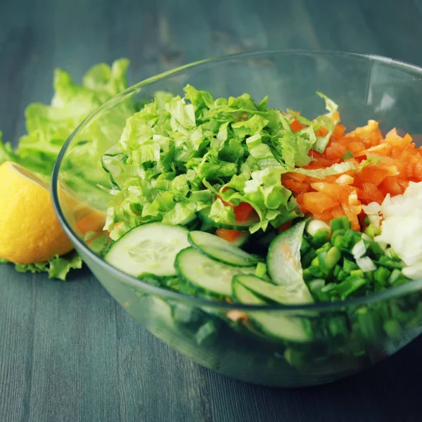 Glazen kom met gesneden groenten voor een salade. — Stockfoto