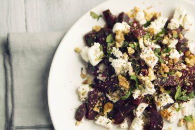 Süzme peynir ve ceviz pancar salatası.