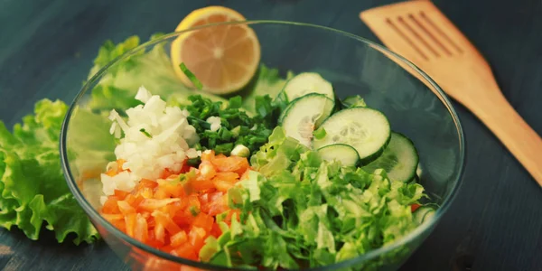 Glazen kom met gesneden groenten voor een salade. — Stockfoto