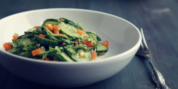 Aziatische komkommer salade op de witte plaat. Close-up. — Stockfoto