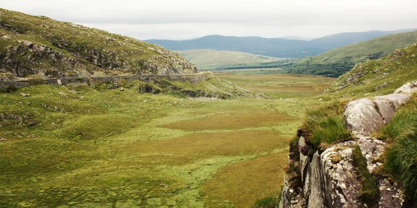 Dealurile verzi şi drumul de pe deal. Irlanda . — Fotografie, imagine de stoc