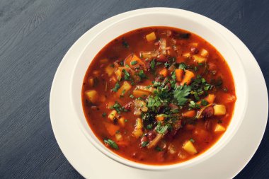 Kuru fasulye, patates ve havuç ile domates çorbası.