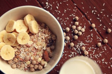 Sabah yulaf ezmesi ile fındık ve badem sütü. Vegan.