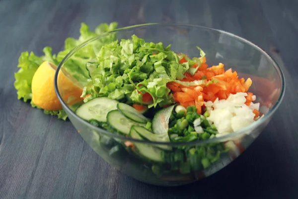 Glazen kom met gesneden groenten voor een salade. — Stockfoto