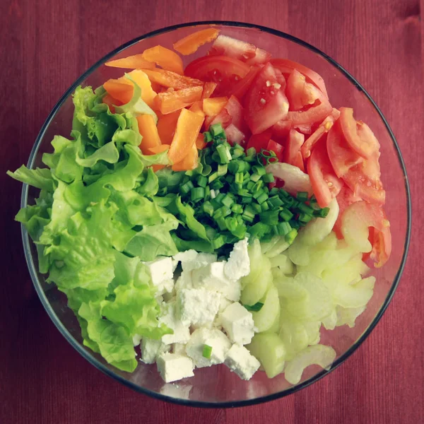 刈り取らの野菜サラダとガラスのボウル. — ストック写真