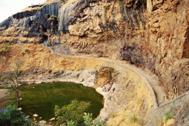 Yol içine bir Ellora mağara. Yaşlı fotoğraf.